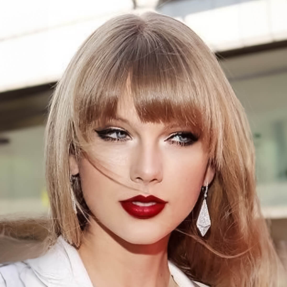 Celebrity Makeup Pro - Tailor Swift Pin Up Red Lips Look - 0