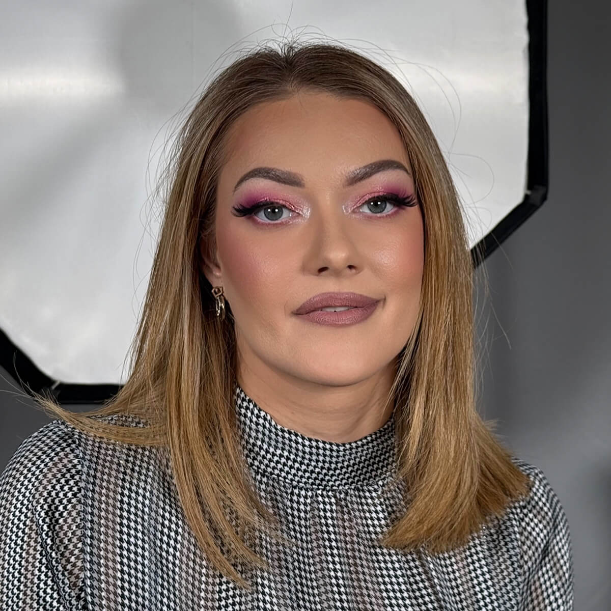 Romantinčni roze look - Tajne senčenja zrele kože - 1